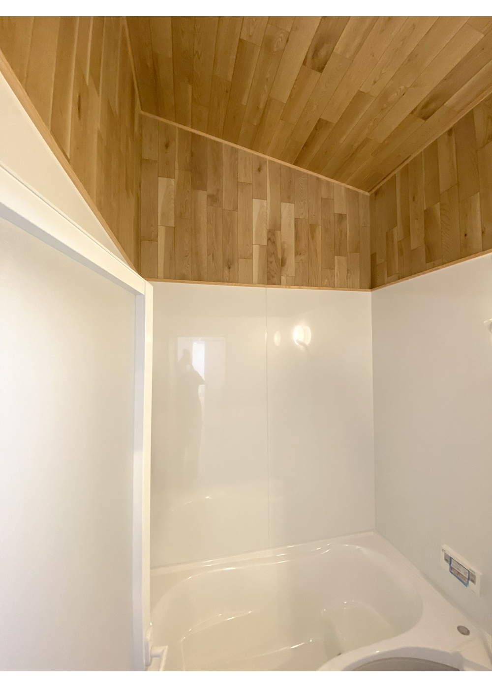 ainoa.life くらはし建築【省エネ、平屋、収納力】同社自慢の、天井のない浴室。家中の空気の流れを考えて設計するため、浴室の水蒸気が室内に移動し、浴室はカビが生えにくく掃除がラクに。室内には適度な湿気をもたらしてくれるので好都合と好評だ