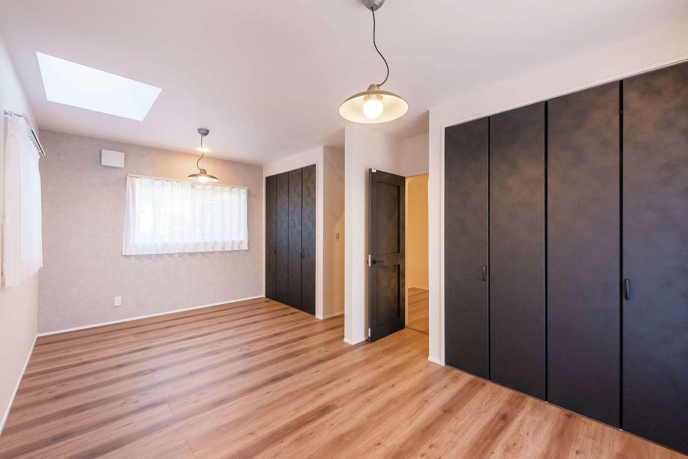 三和建設【省エネ、間取り、スキップフロア】1階のみならず、子ども部屋まで、家中のドアやクローゼットの建具は、レザー調で統一