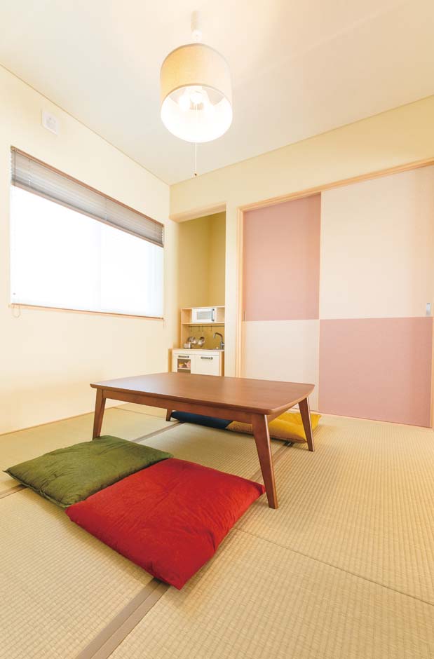 福工房【子育て、自然素材、間取り】土間から直接入ることができる和室。普段はLDKとつなげ、広さを演出