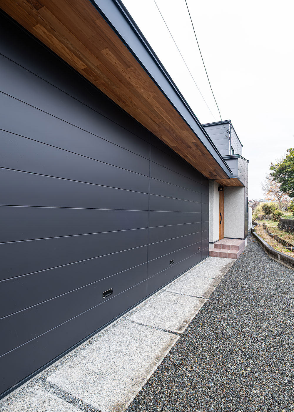 R＋house御殿場（岳南建設）【省エネ、ペット、建築家】軒がついた長い玄関アプローチ