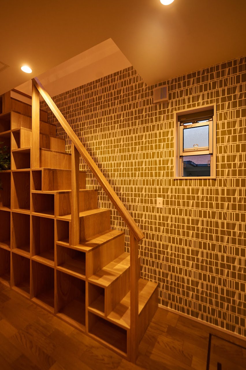 一級建築士事務所 GO_AN (ゴアン)【デザイン住宅、建築家、平屋】ロフトに上がる階段は、ご主人の希望で収納もできるよう造作した