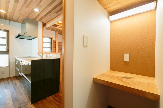 キッチン横にある書斎。キッチンの隣なので、家事をしながらも使える便利な配置。料理を煮込んでいる間にちょっとした仕事や子供の予定の確認をしたり。将来は子供が本を読んだり、学習したりすることを想定。