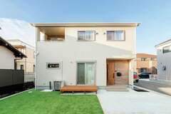 ホワイトと木目調が融合した爽やかな外観。『いろはこ』らしい、飽きのこないシンプルなデザインが夫婦のお気に入り