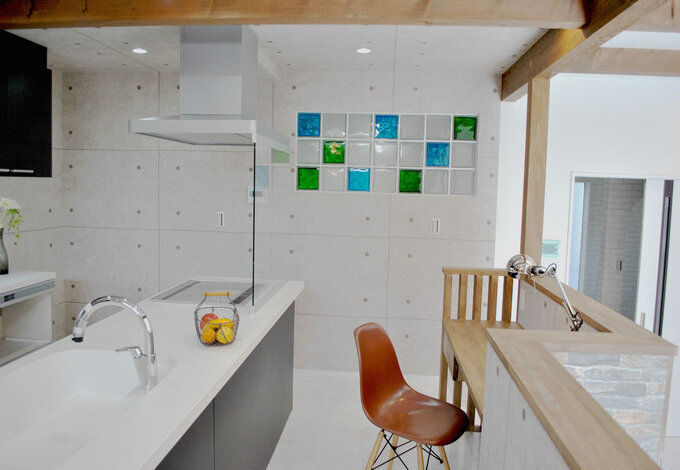 キッチンの前にカウンターを造作し、奥さまに見守られながら子どもたちが宿題をする