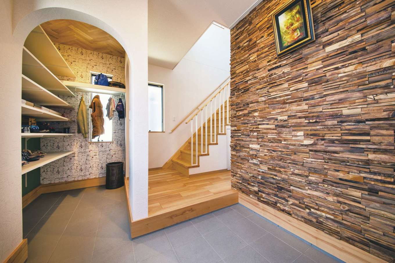 丸洋建設 ハウスオブハウス【子育て、趣味、インテリア】アクセントウッドが印象的な玄関