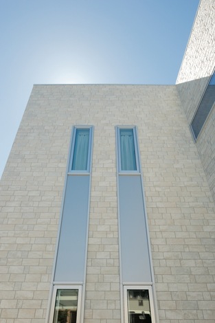 外壁は重厚感のあるベージュの石張り調。白い塗り壁よりも汚れが目立たないメリットも