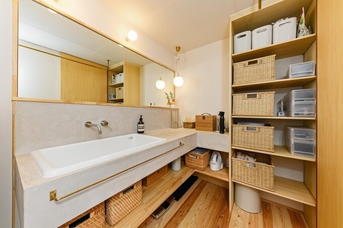 幅の広いL字型カウンターを採用。