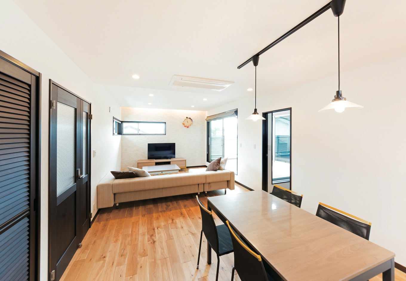 -delphi- デルフィ（藤井建築事務所） 【デザイン住宅、二世帯住宅、建築家】キッチンに立てば、家族の様子がひと目で見渡せる。パントリーは大容量で、使い勝手もいい。ゴミ置き場用のバルコニーも重宝している