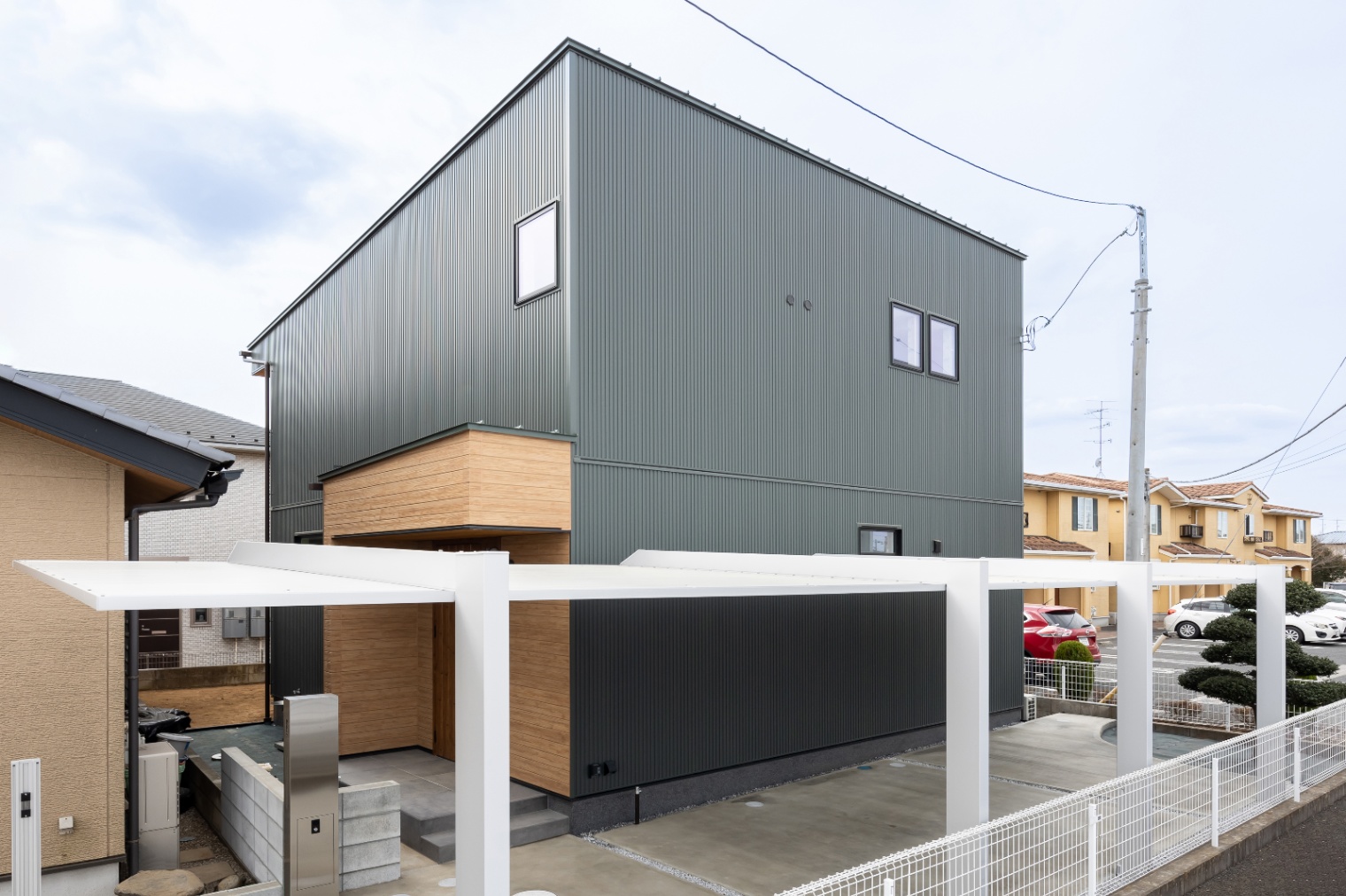 ハルクホーム｜シンプルでモダンなデザインの住宅外観。ガルバリウム鋼板を用いたグリーンの外壁が、耐久性とスタイリッシュさを兼ね備えている