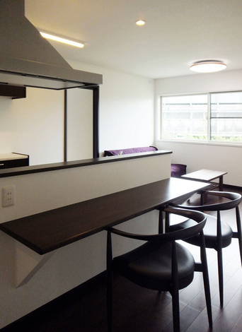 2階の子世帯の、ミニキッチンに面したカウンター式のダイニング。ダイニングテーブルが必要なく、限られたスペースを有効活用することができる