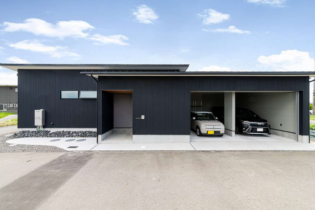 アーキテックス【デザイン住宅、省エネ、平屋】スクエアなプロポーションが美しい平屋の外観。車2台を格納できるインナーガレージ付きの平屋は資産価値も高い