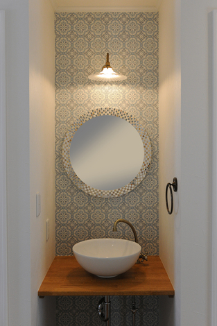 2階の手洗い場も鏡と壁紙がアクセントに