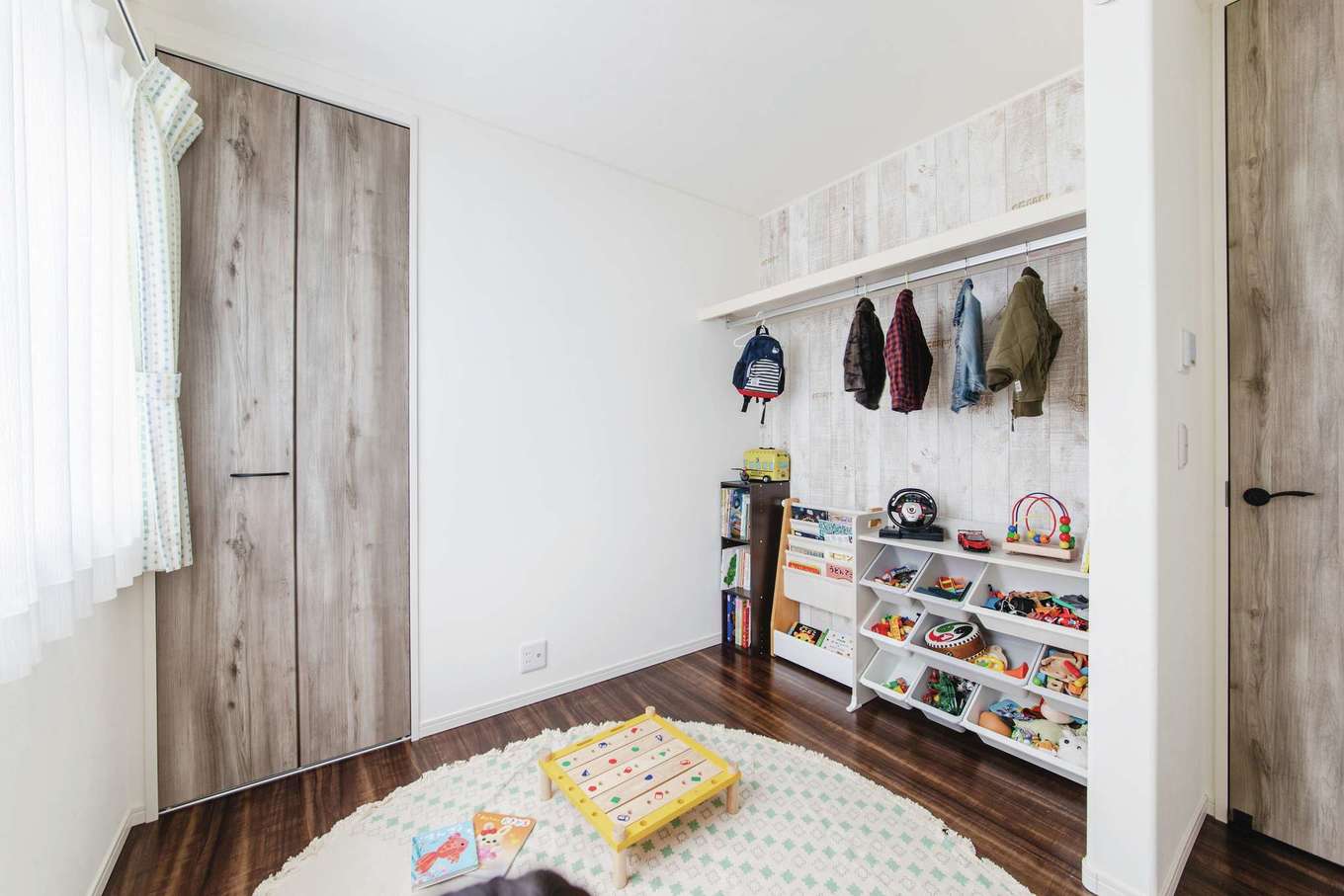 子育て安心住宅 Design Craft Office【デザイン住宅、子育て、狭小住宅】4.5畳の子ども部屋はクローゼットをオープンタイプにして開放感を出した