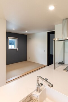 キッチンの目の前に小上がりが配されており、食事の支度をしながらお子さまの様子を見守ることができる。