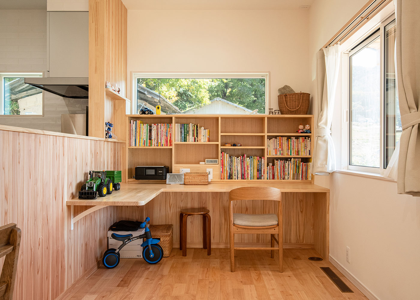 北伸建設【間取り、平屋、ガレージ】キッチンカウンター正面には、デスクと本棚を造作。子どもたちのスタディコーナーとしたり、大人がちょっとした作業をしたりするのに最適