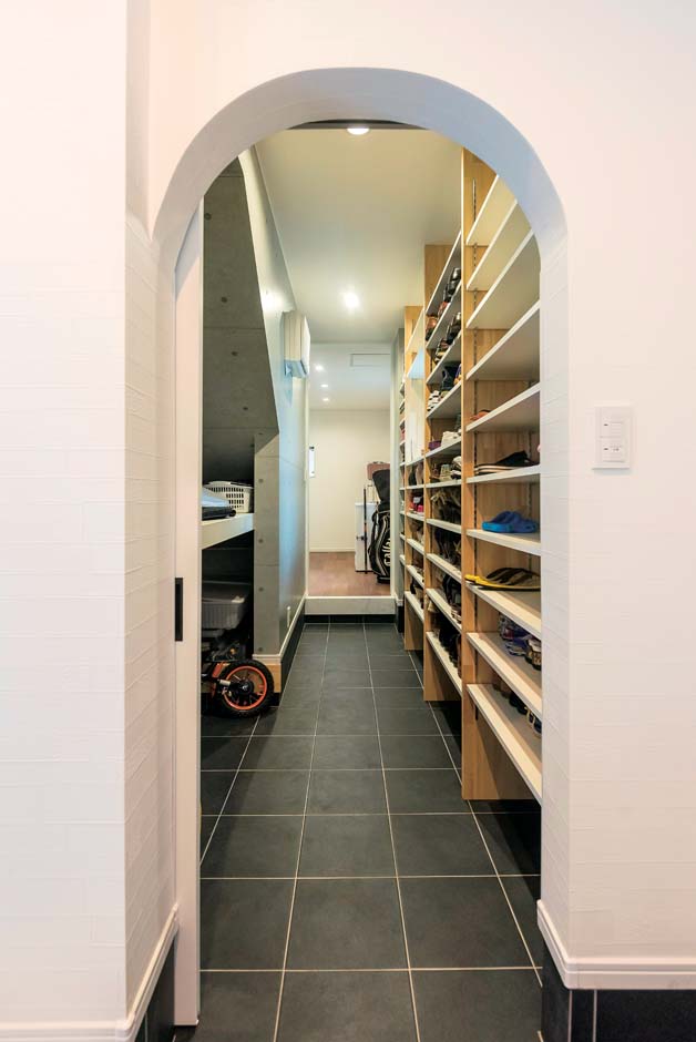 アトリエサクラ【デザイン住宅、間取り、ガレージ】シューズクロークの壁は、ナチュラルテイストを取り入れアーチ状に。奥の部屋まで続く、身支度が便利な動線