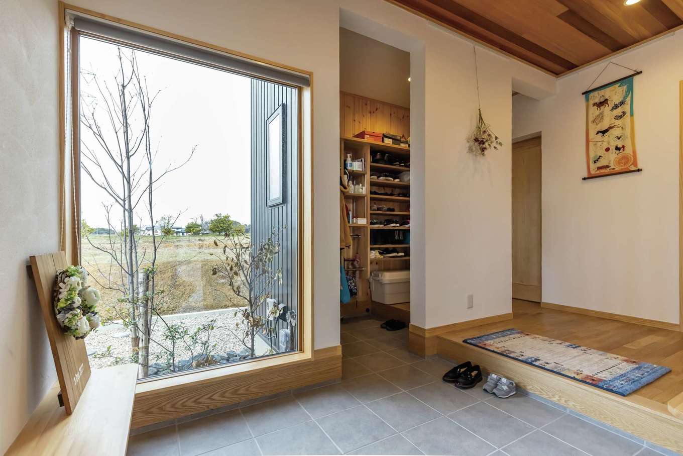 深見工務店 S-style【子育て、自然素材、間取り】玄関から収納がたっぷり