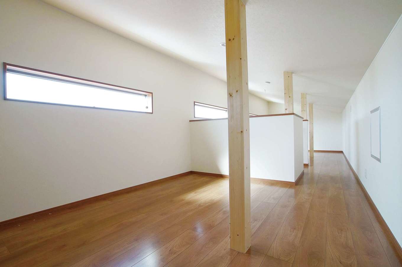 さくらホーム【デザイン住宅、収納力、間取り】小屋裏収納へは階段でアクセス。季節ごとの大きな荷物も出し入れしやすい