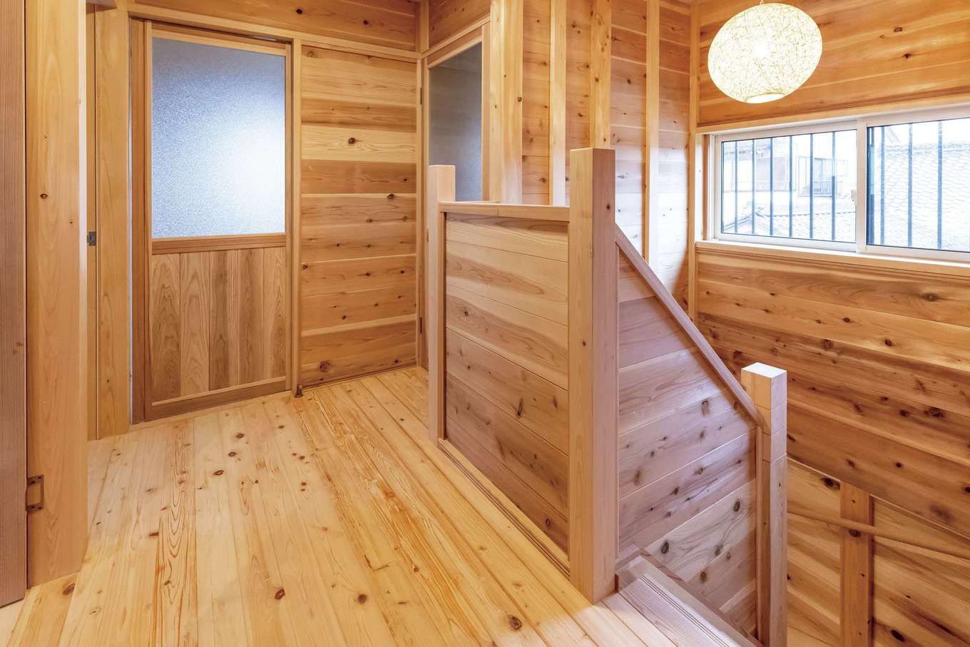 明城【1000万円台、二世帯住宅、自然素材】2階はホールを中心に、ロフトを備えた12畳の洋室、10畳と7畳の洋室、ミニキッチン付きの空間、トイレを配置