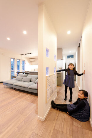 リビングから見えない場所にコミュニケーションボードを設置。子どもたちは貼ってあるプリントを自分で確認し、明日の準備をする