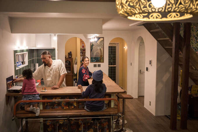 ダイニングカウンターに家族が集まって、みんなでワイワイ会話をしながら調理や食事を楽しむのがMさん一家の日課。キッチン奥のパントリーなどの入り口はR型にしてオシャレ度をプラス。ベンチもカウンター同様にご主人のお手製