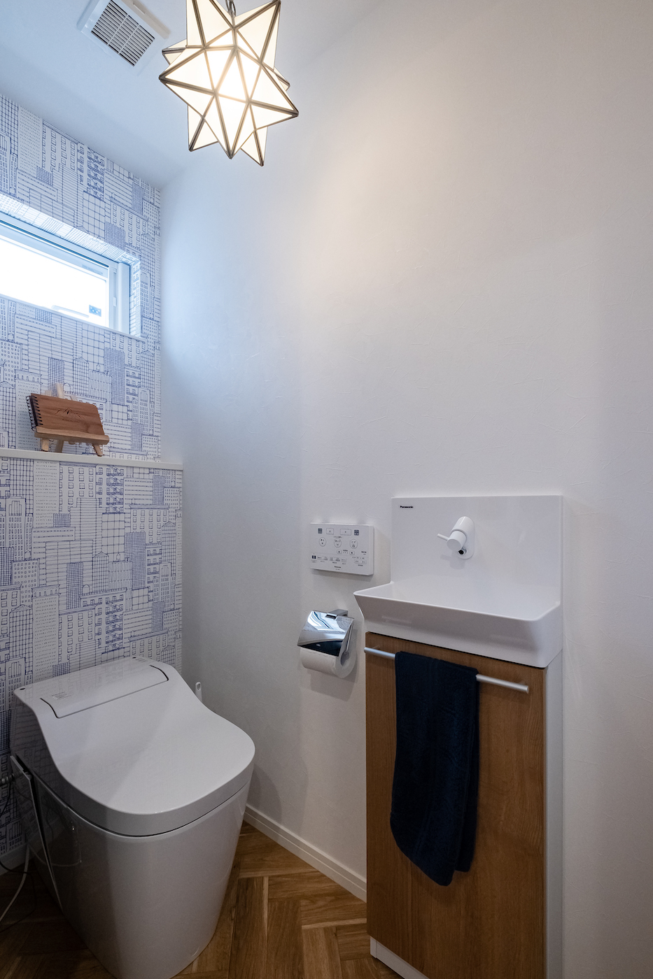 イデキョウホーム【子育て、収納力、省エネ】タンクレスのトイレなら掃除がラクで、圧迫感もない。トイレ内に手洗い器をつけることで衛生的もばっちり。来客にもトイレを貸しやすい