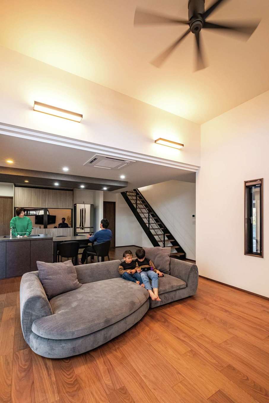 -delphi- デルフィ（藤井建築事務所） 【デザイン住宅、高級住宅、建築家】家族全員がそろっても十分なゆとりのあるLDK。一つの空間にそれぞれの居場所がある