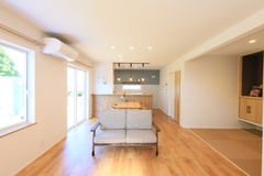 広々としたLDKは、自然光がたっぷりと入る設計で、明るく開放的。木目調のフローリングと和風の畳スペースが調和し、落ち着いた住空間を演出している。
