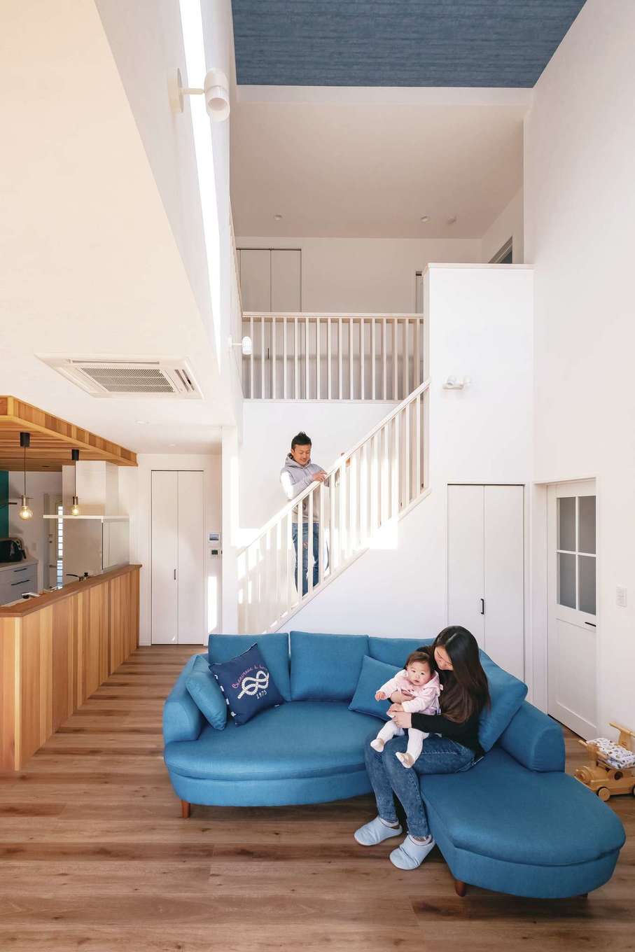 -delphi- デルフィ（藤井建築事務所） 【デザイン住宅、間取り、建築家】天井高約6m。吹き抜けが開放的なリビング