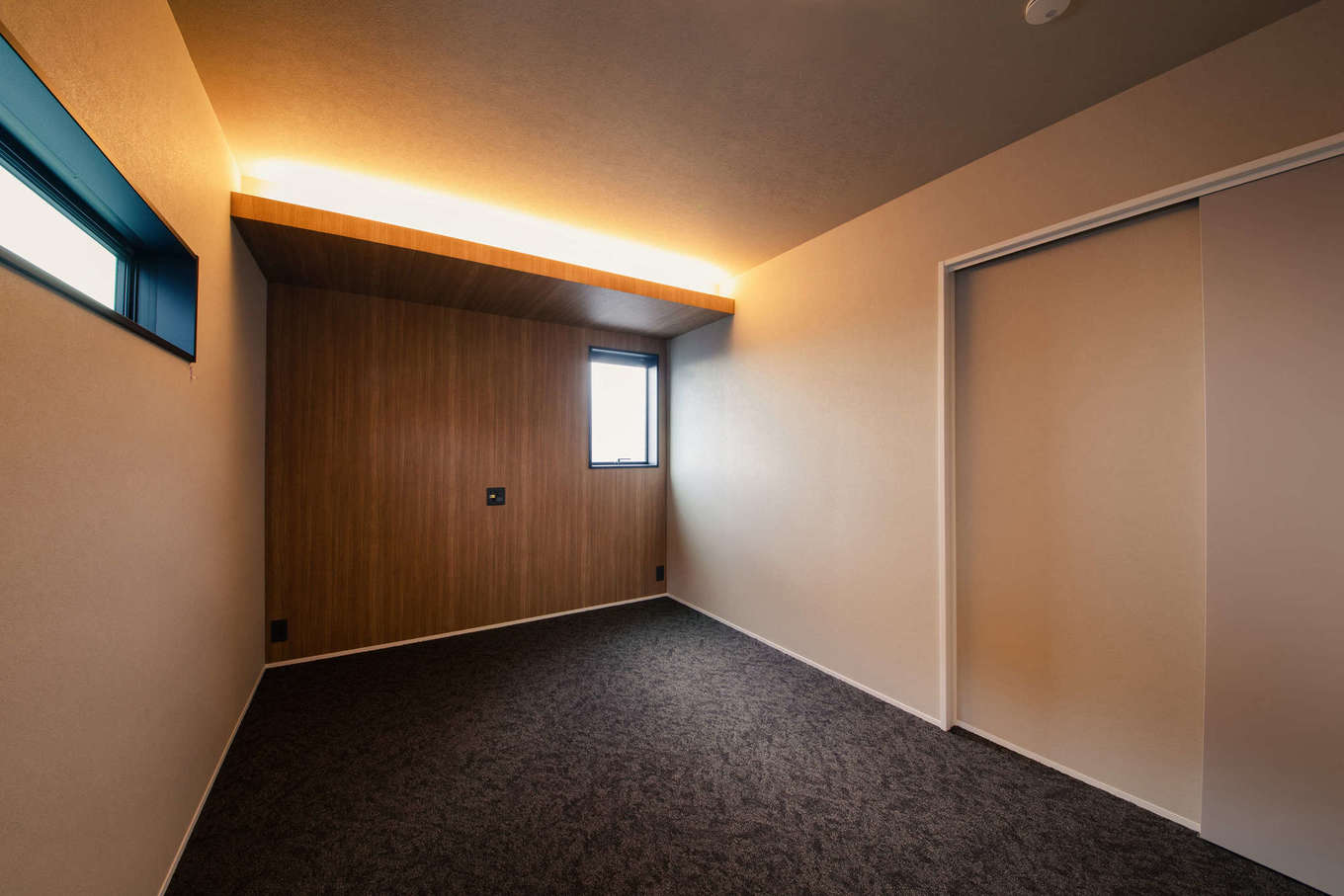 DAITOKU（大得工務店）【デザイン住宅、省エネ、間取り】主寝室はカーペットを敷いてホテルライクに。足裏に優しいカーペットはリラックス効果を高めるのはもちろん、吸音効果も期待できる。間接照明と木目調のクロスにも癒やされる