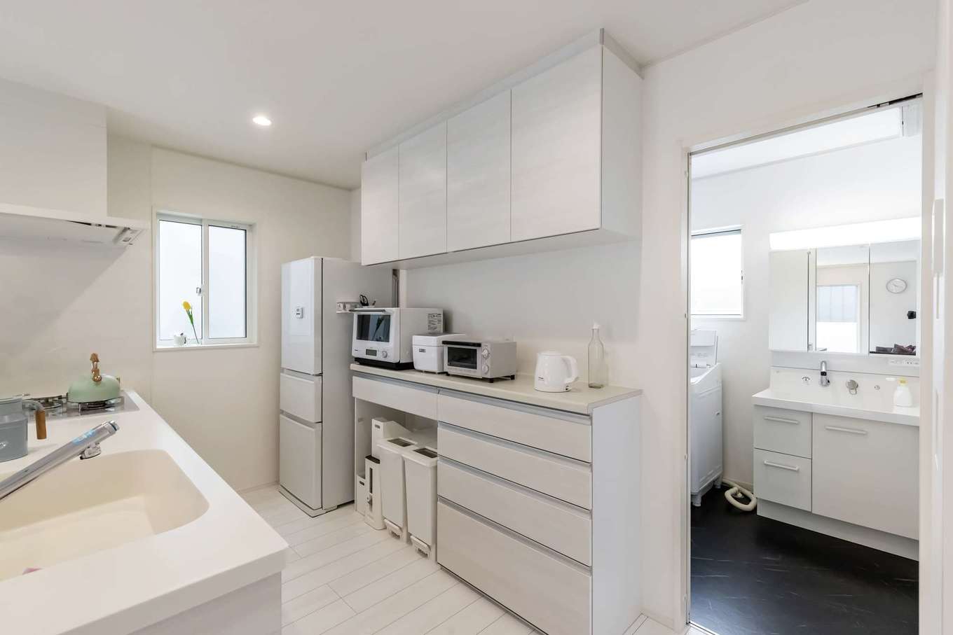 JUST LUCKY HOUSE（山田工務店）【1000万円台、デザイン住宅、間取り】カップボード、調理家電もキッチンに合わせて白で統一した。バックヤードにサニタリーを集約し、家事ラク動線を実現