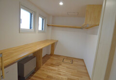 たっぷり収納できるウォークインクローゼット。左の棚の下には蓄電池を設置