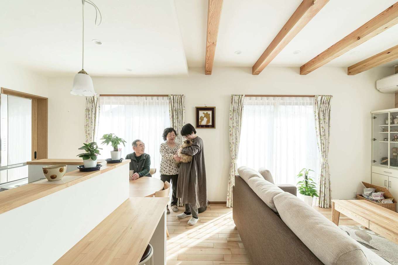 ひだまり工房【二世帯住宅】親世帯はやさしくあたたかな空間に。自然光たっぷりの親世帯のLDK。明るい木目や梁がご主人のお好みです。