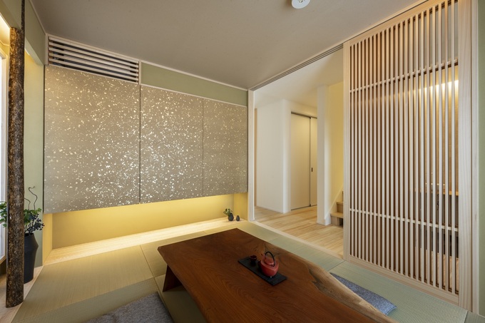 畳が敷かれた和室空間。美しい障子のデザインと、落ち着いた色の壁紙が伝統的な雰囲気を演出している。