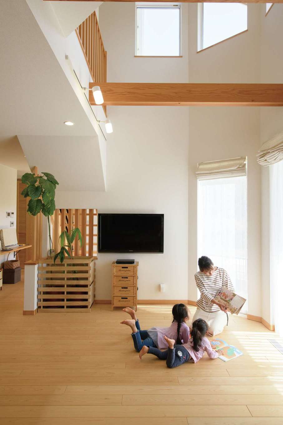 ソーラーホーム/OMソーラーの家【子育て、自然素材、省エネ】無垢のヒノキを使った床は、夏も冬も素足で過ごしたくなるほどの心地良さ。物を置いても空間がうるさくならないよう、木材は節が少ないものを選んだという
