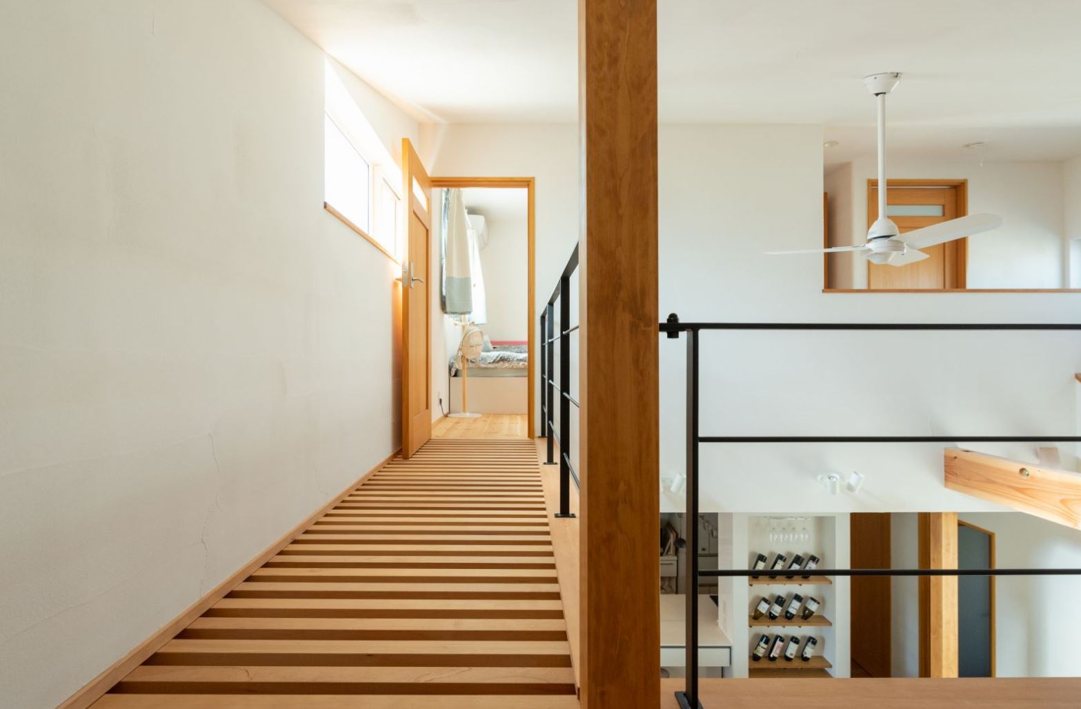 アイジースタイルハウス【収納力、自然素材、間取り】キャットウォークを採用したことで、吹抜けの光が1階に届き、より開放感を生み出す。アイアンと木のコントラストもすてき