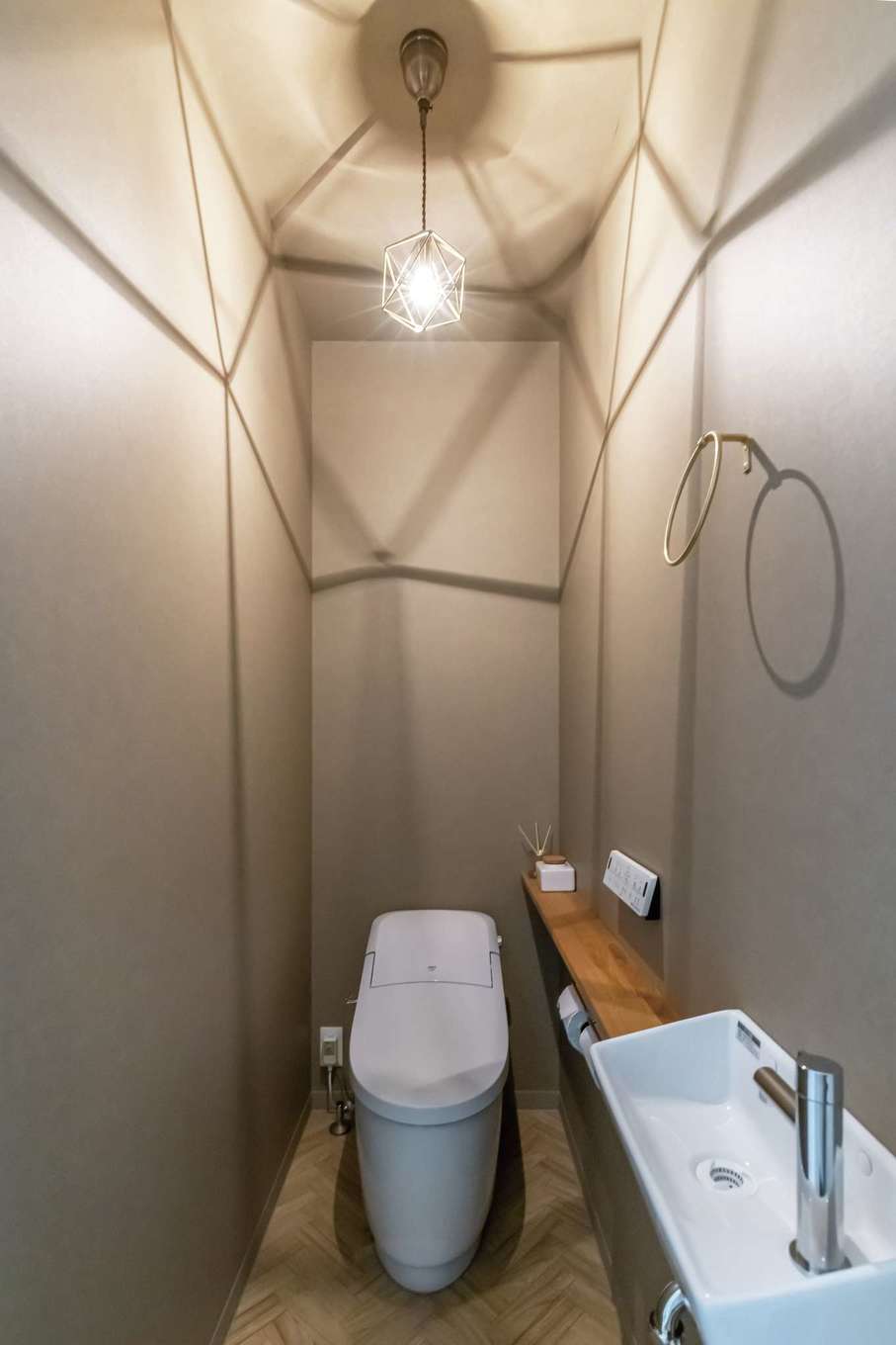 SEVEN HOUSE/セブンハウス【子育て、収納力、間取り】トイレにまで照明にこだわった。反射した模様がおしゃれ