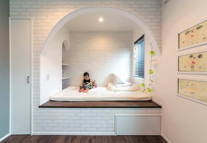 奥さんのこだわりでプリンセス気分のアルコーヴベッドを子ども部屋に。娘さんも大満足！