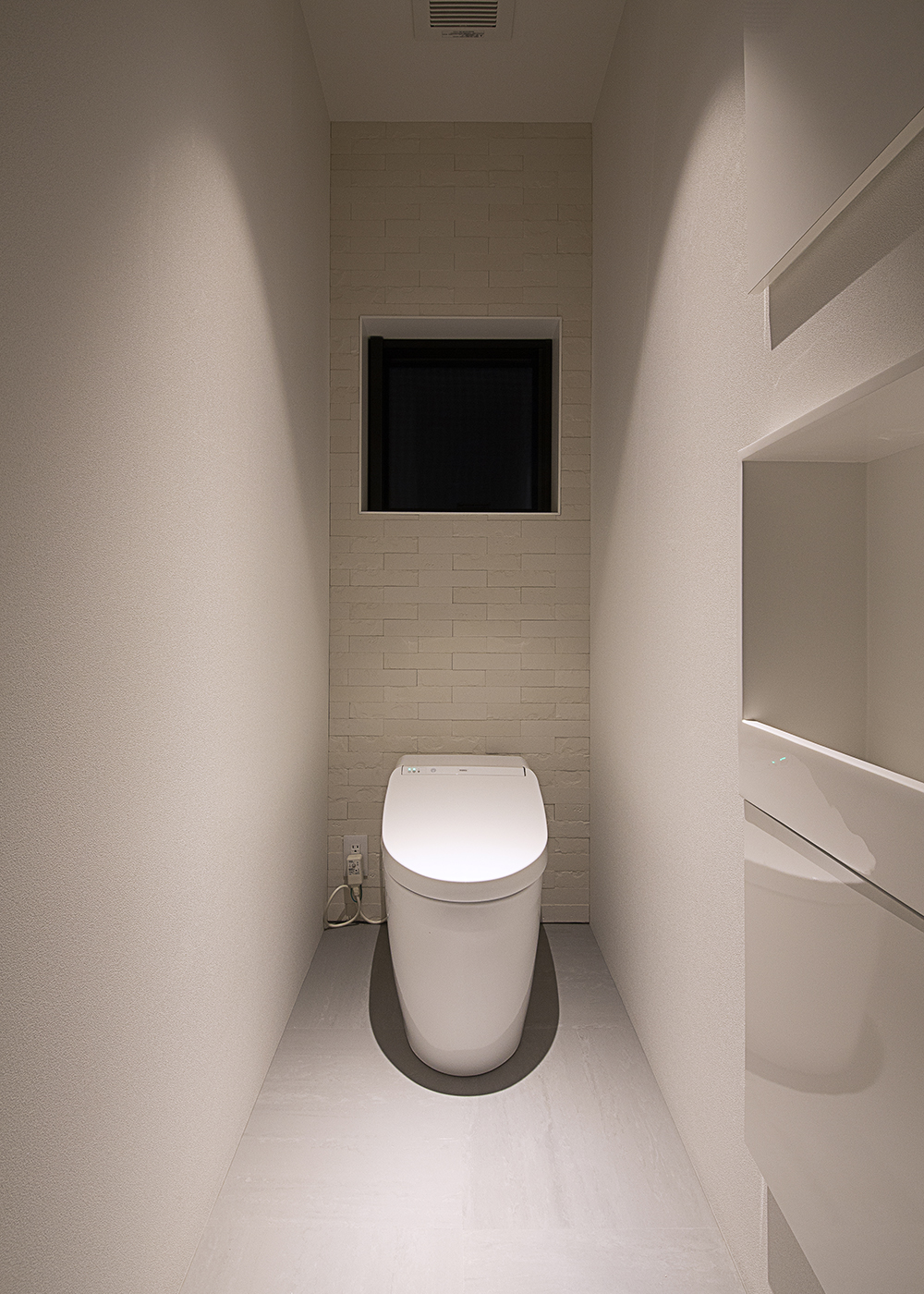 インフィルプラス【デザイン住宅、収納力、平屋】清潔感のある白を基調としたトイレは、手洗いや収納を壁に埋込みすっきりと