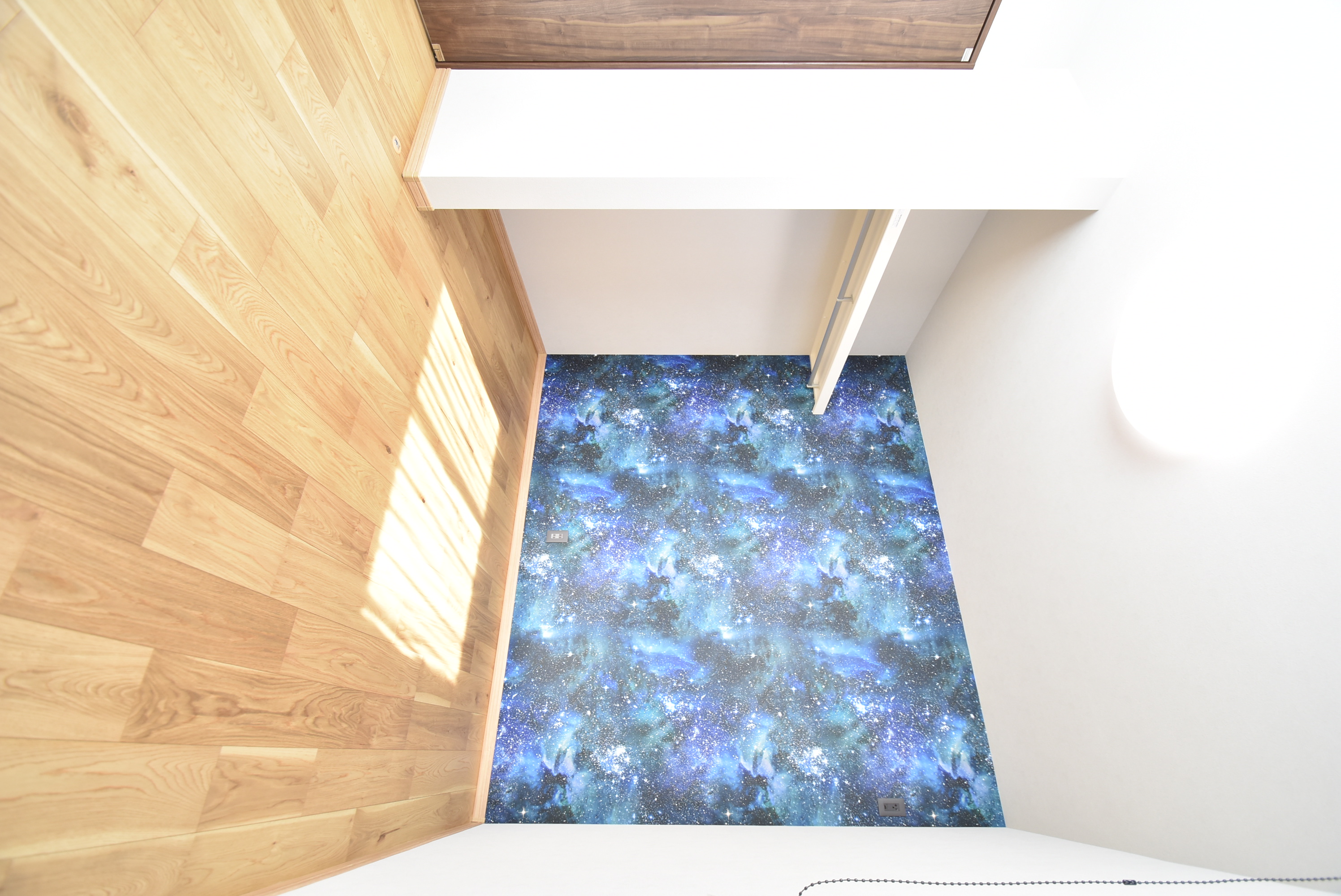 カクニシビルダー｜宇宙柄のアクセントクロスが目を惹くこども部屋。