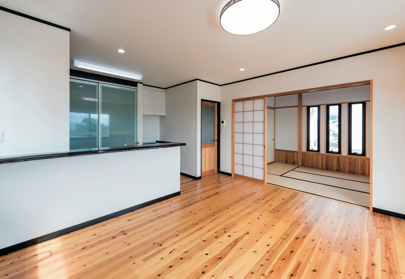 ハウテックス【1000万円台、自然素材、平屋】16.5畳のLDK。無垢の床材と塗り壁の自然素材が優しい印象。使いやすい収納や造作、和のテイストが随所に