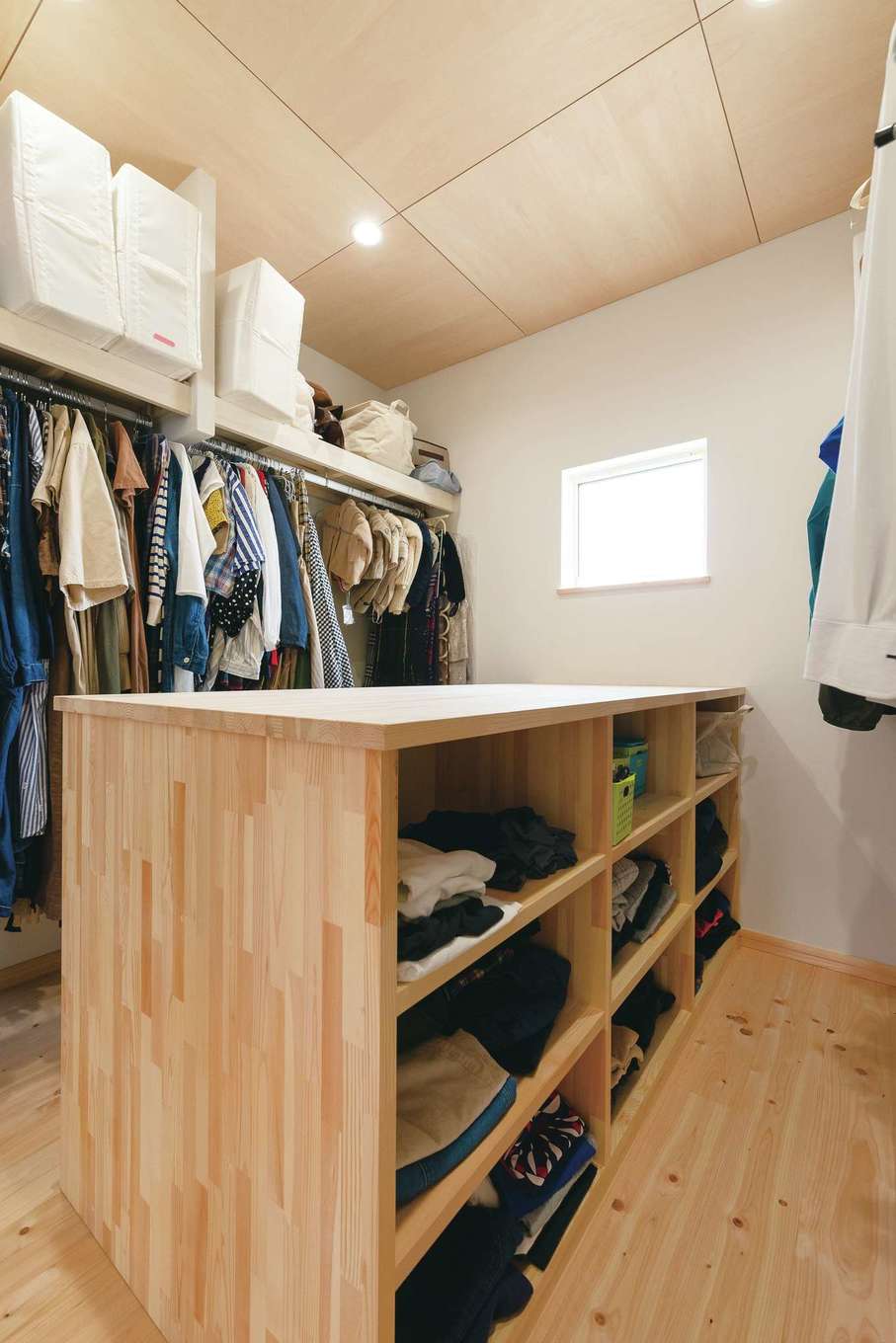 福工房【デザイン住宅、子育て、自然素材】ウォークインの棚はショップを参考に