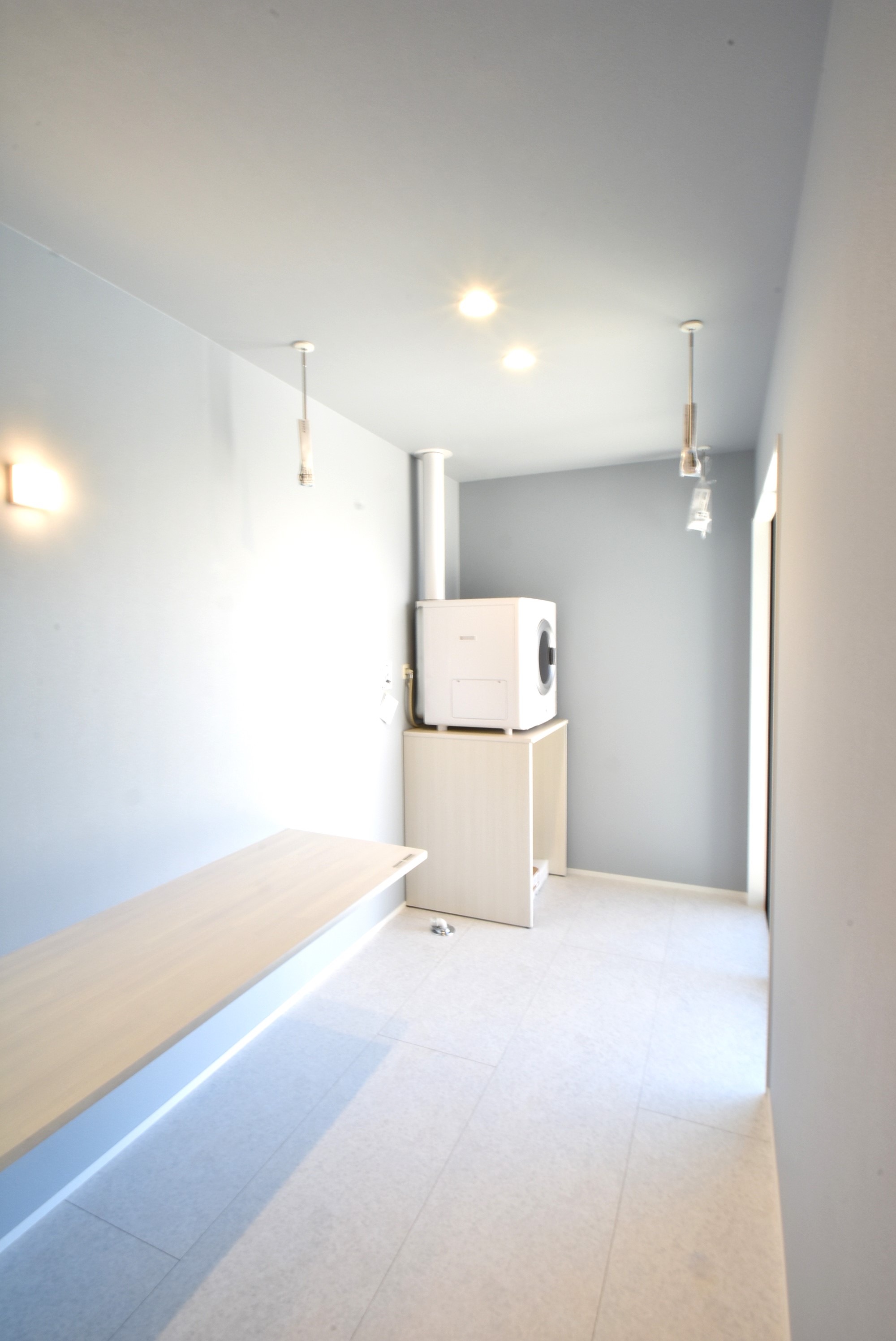 カクニシビルダー｜4帖の充実したランドリースペース。