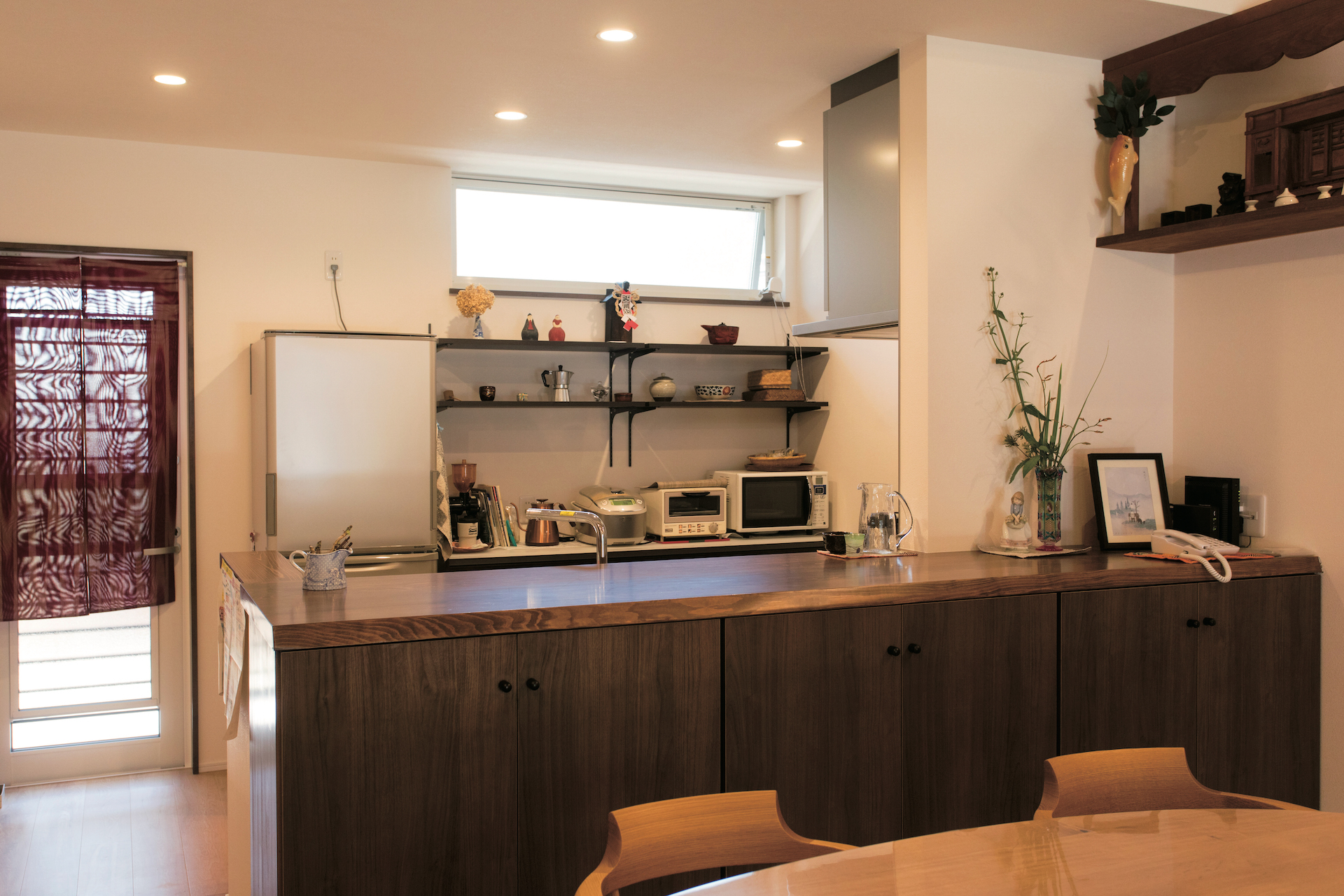 ハウスプラン（R＋house沼津・富士）【デザイン住宅、和風、平屋】落ち着いた色味で統一されたキッチン。広いカウンターで配膳も楽々