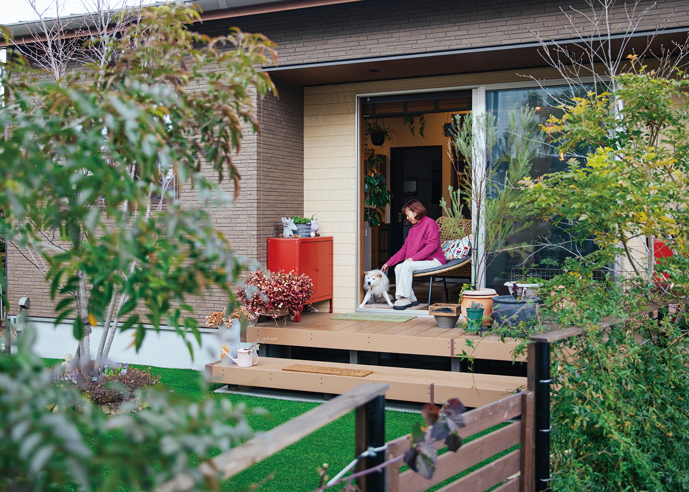 吉川住建【間取り、平屋、鉄骨鉄筋コンクリート構造】軒下のウッドデッキとリビングが一体に