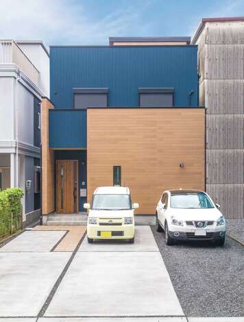 外観は車で周辺を回り、いろいろな家を参考に考えたそう。ネイビー×木目調のモダンな色合わせが目を引く