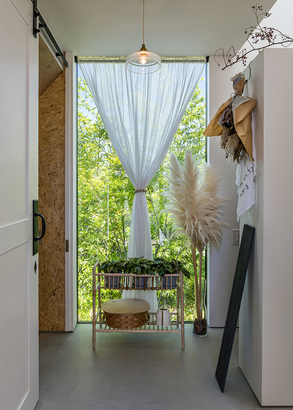 NATUREスペース【建築家、スキップフロア、ガレージ】エントランスからの眺め。左は親世帯の居室、右は大きな箱のLDKとつながり、右奥にはシューズクロークがある