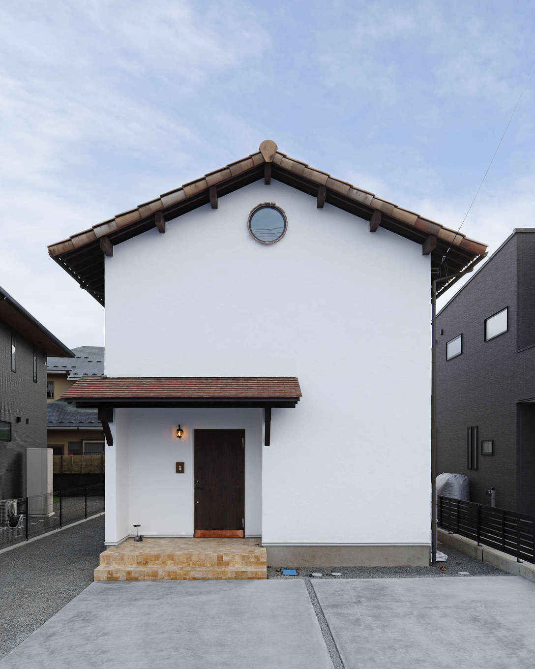藤田建設（ラフェルム沼津）【デザイン住宅、自然素材、インテリア】懐かしさをまとうシンプルな外観フォルム。フランス瓦を乗せた三角屋根と丸窓がぬくもりを添える