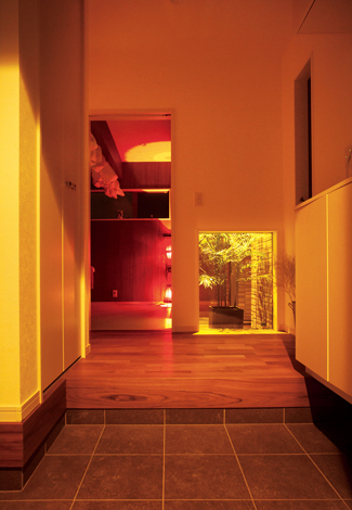 高級料亭を思わせるしっとりとした玄関ホール。坪庭の隣が奥さまのリンパマッサージルーム