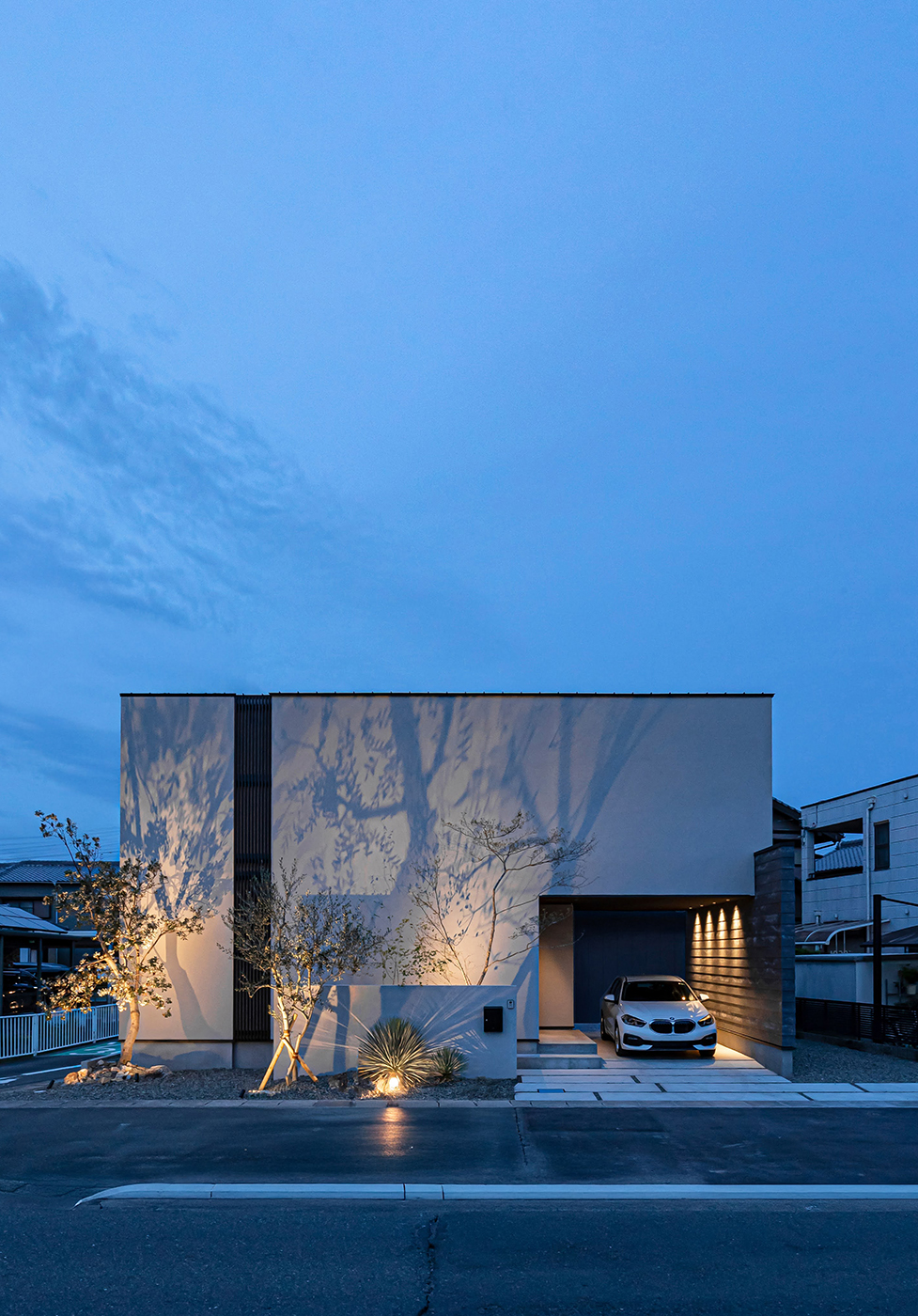 ARRCH アーチ【浜松市中央区笠井町1018-3・モデルハウス】照明や植栽が夜の外観を引き立てる